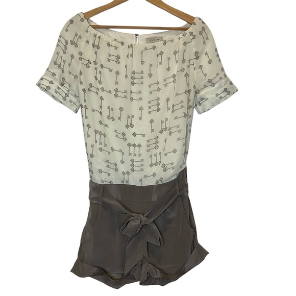 Ted Baker Romper Printed Keys Bow Neck Belted Waist Pockets Side Zipper Size 4 - Picture 1 of 16